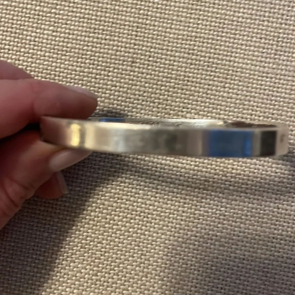 Sterling silver bangle with hinge light closure - Picture 3 of 5